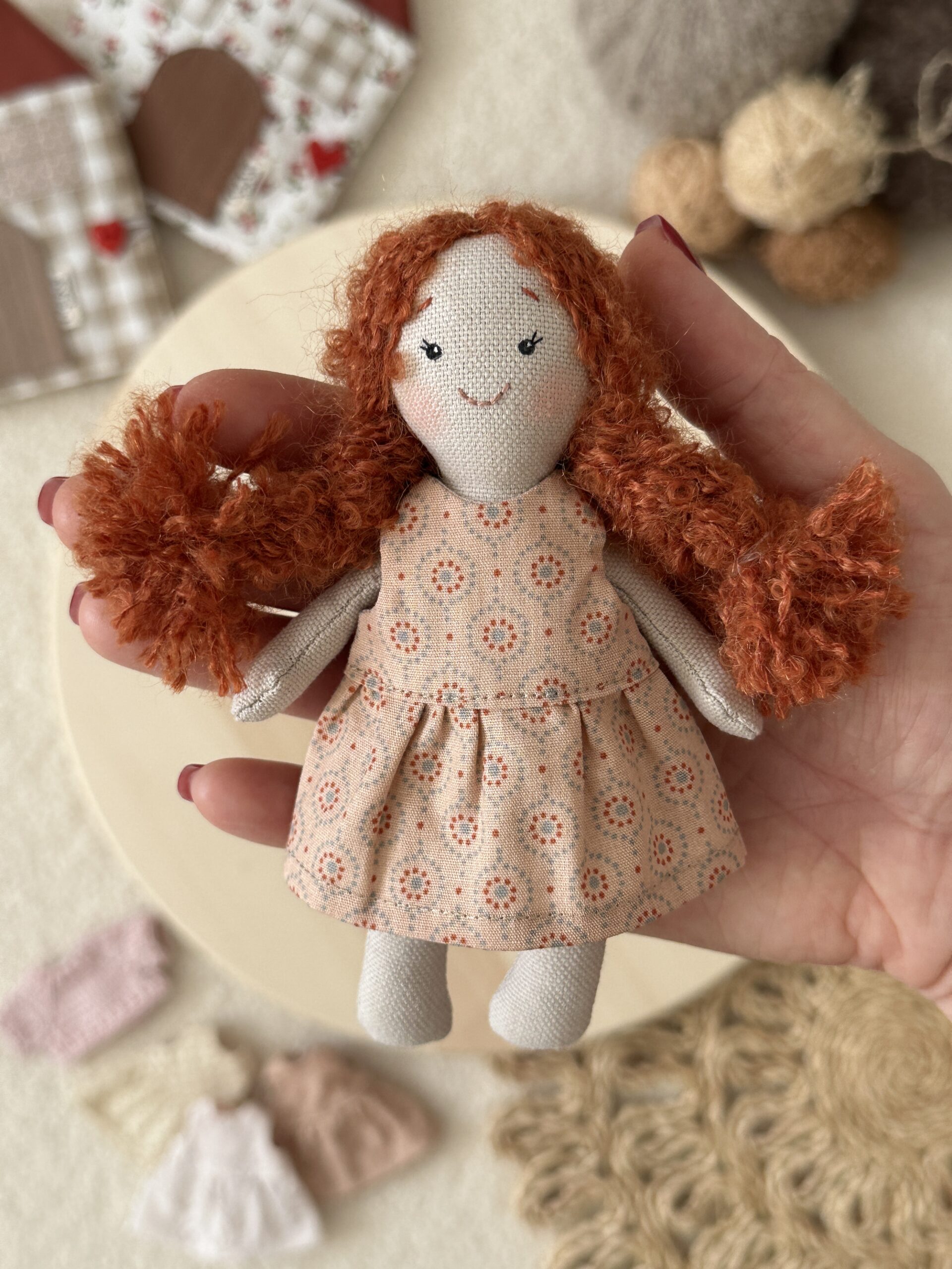 Baba - vörös göndör hajú