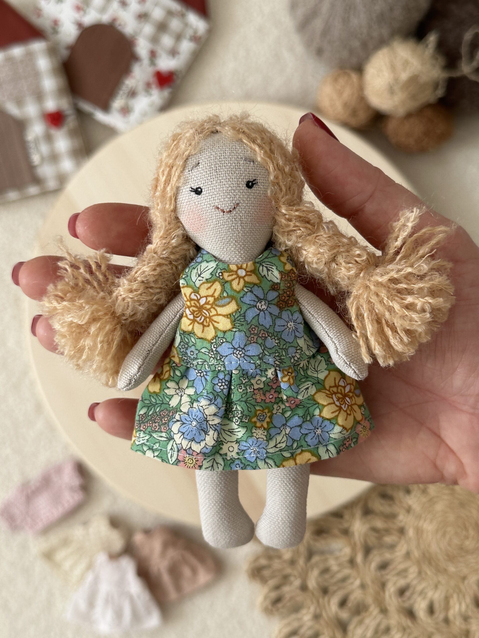 Baba - eperszőke göndör hajú