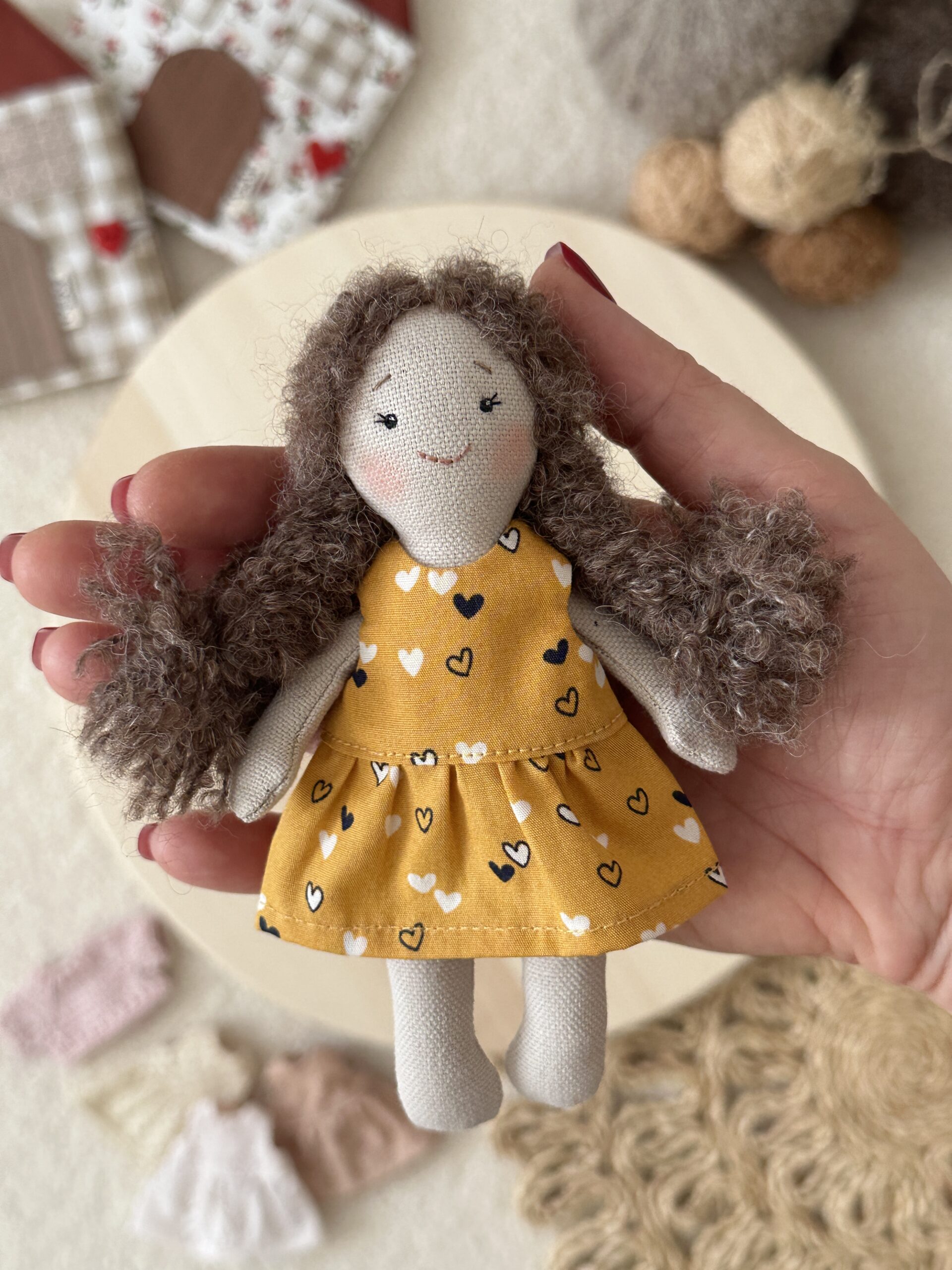 Baba - barna göndör hajú