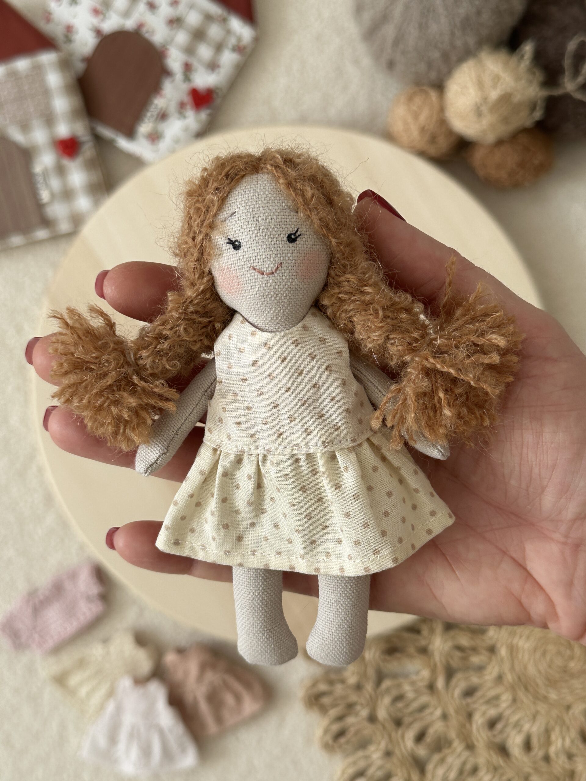 Baba - világosbarna göndör hajú