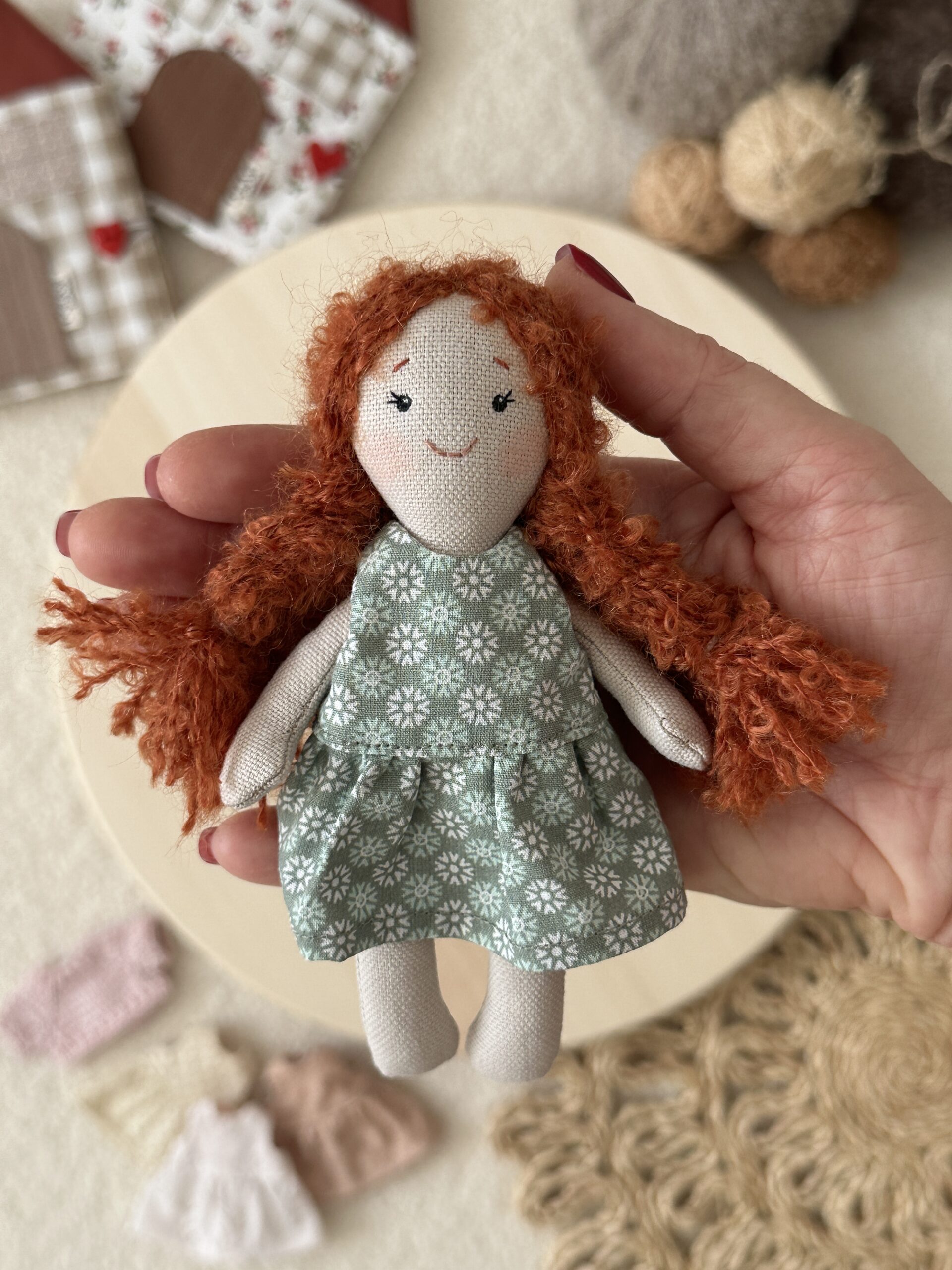 Baba - vörös göndör hajú