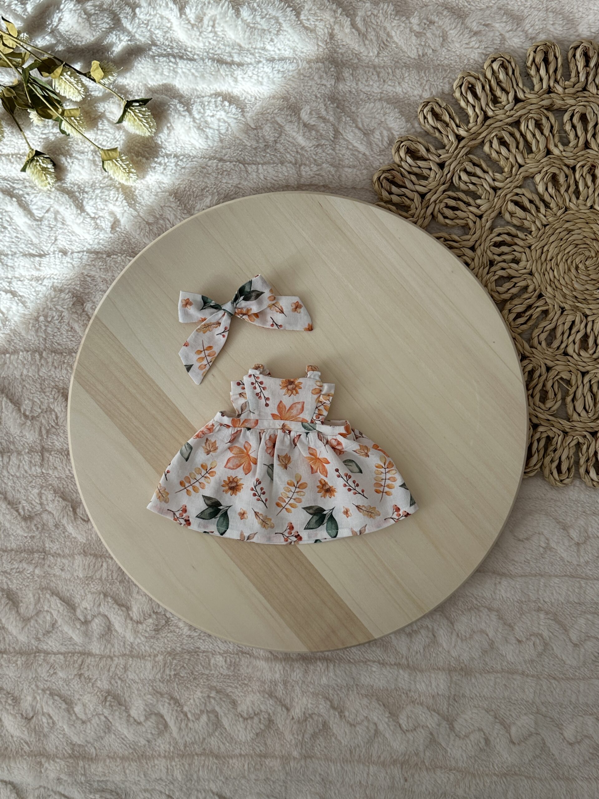 Kötényruha masnival