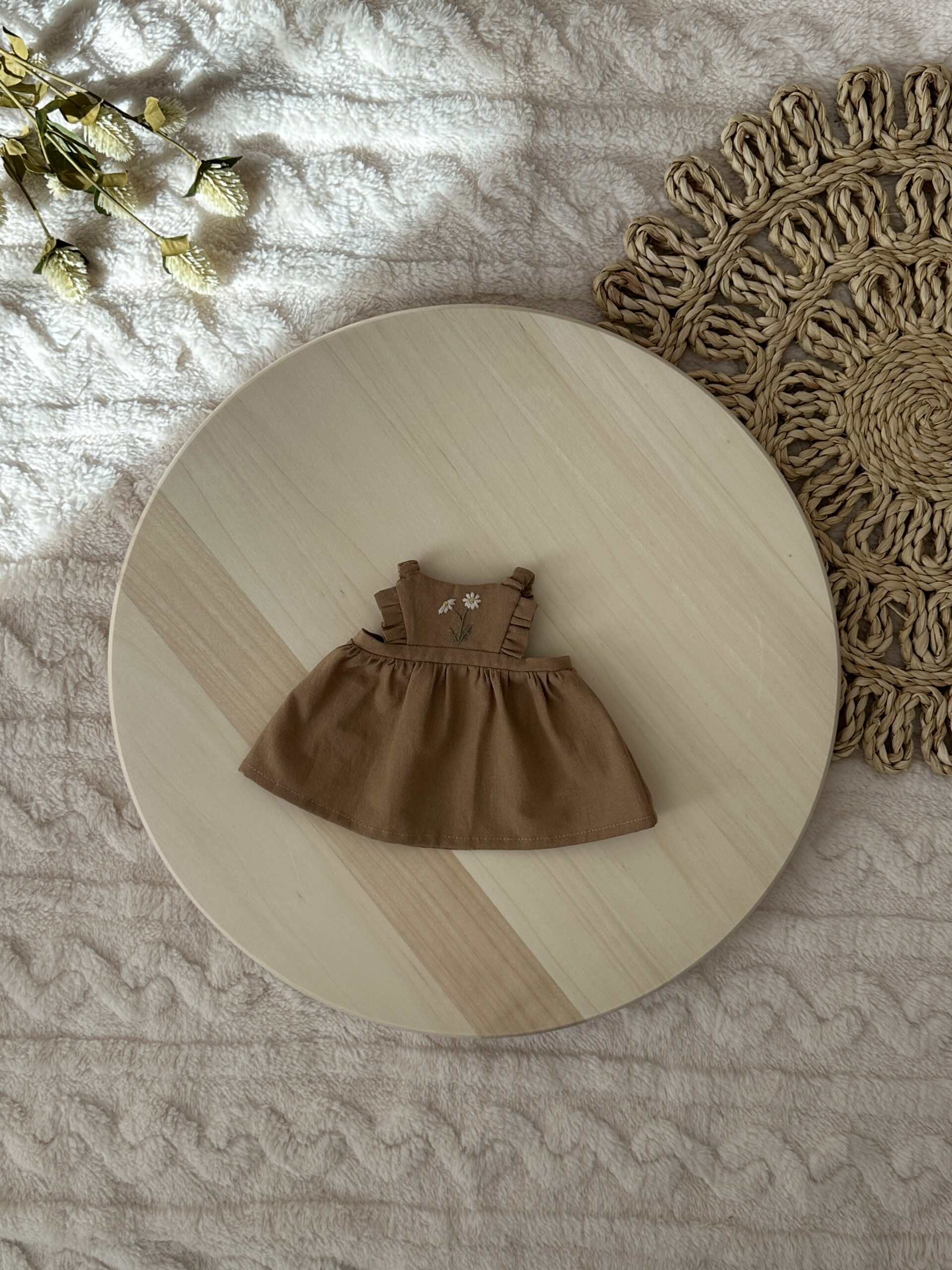 Hímzett kötényruha