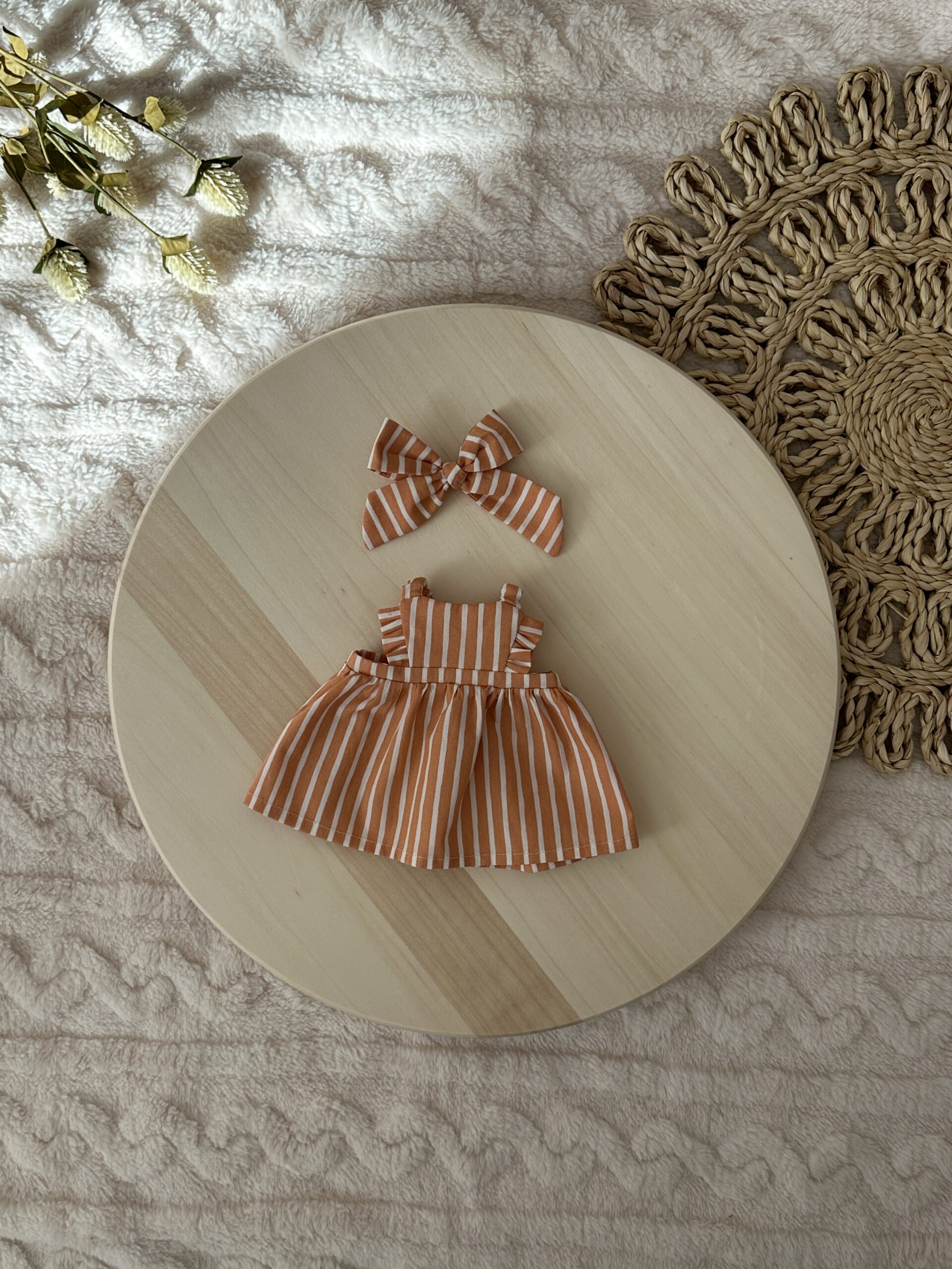 Kötényruha masnival